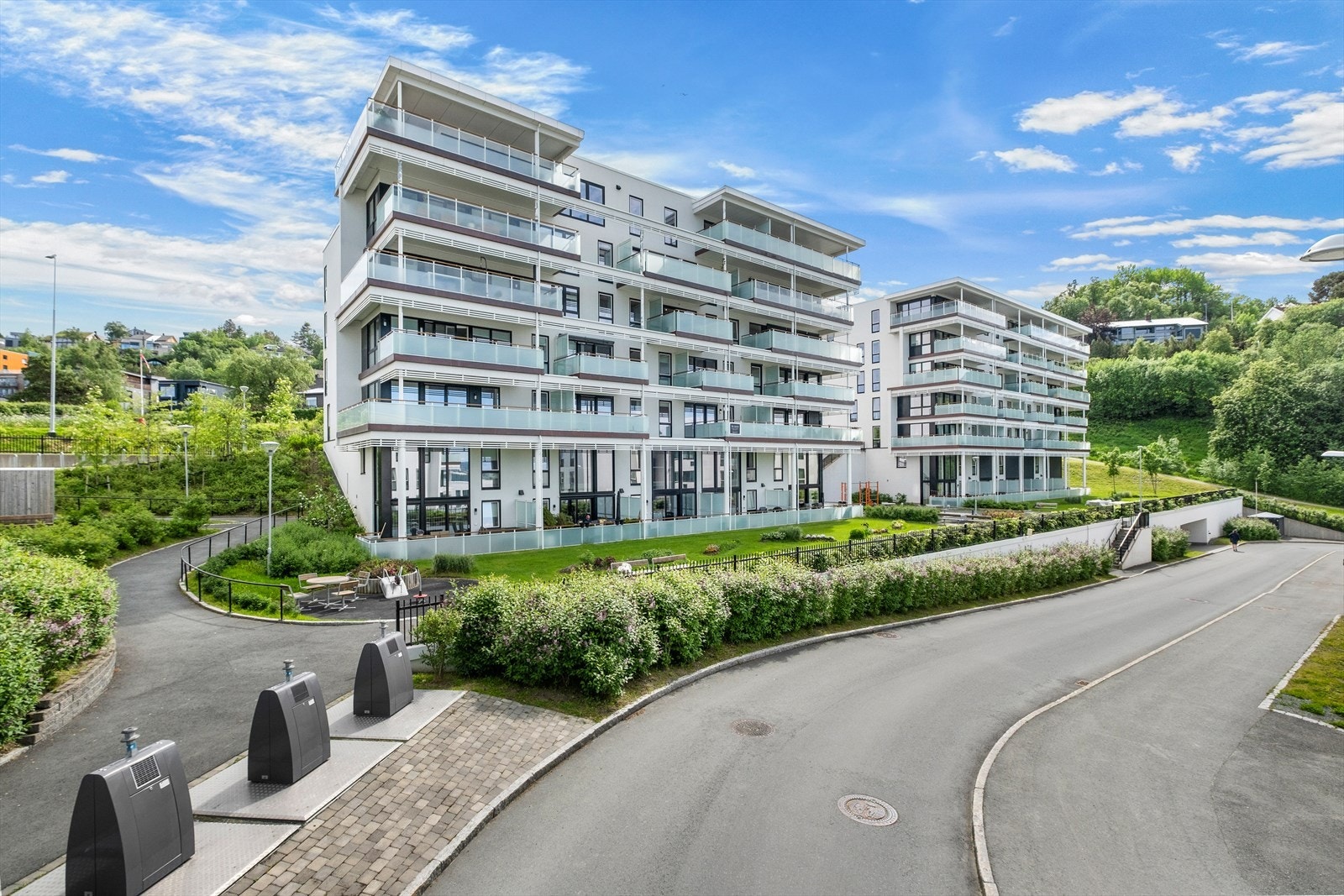 Leiligheten ligger i 3. etasje i en moderne boligblokk fra 2018. Galleribilde