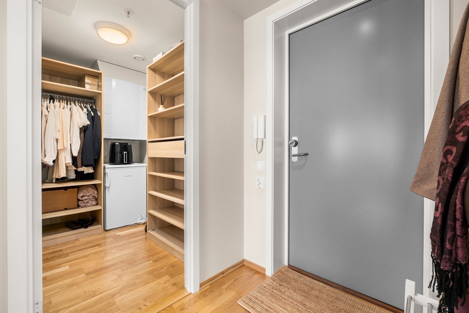 Leiligheten er utstyrt med en flott entré som har direkte adkomst til badet og boden. Galleribilde