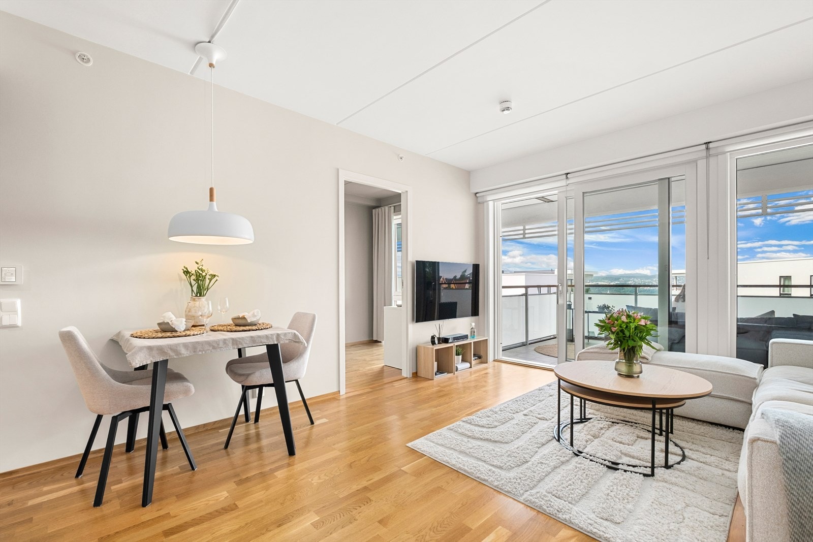 Stue med åpen kjøkkenløsning er totalt ca 19,2 m². Galleribilde