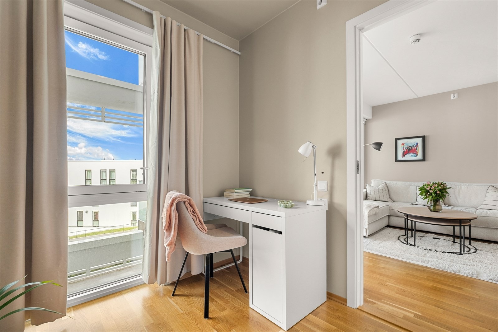Vindusflater fra bunnen av veggen sørger for godt lysinnslipp slik at man kan nyte morgenstunden fra senga. Galleribilde