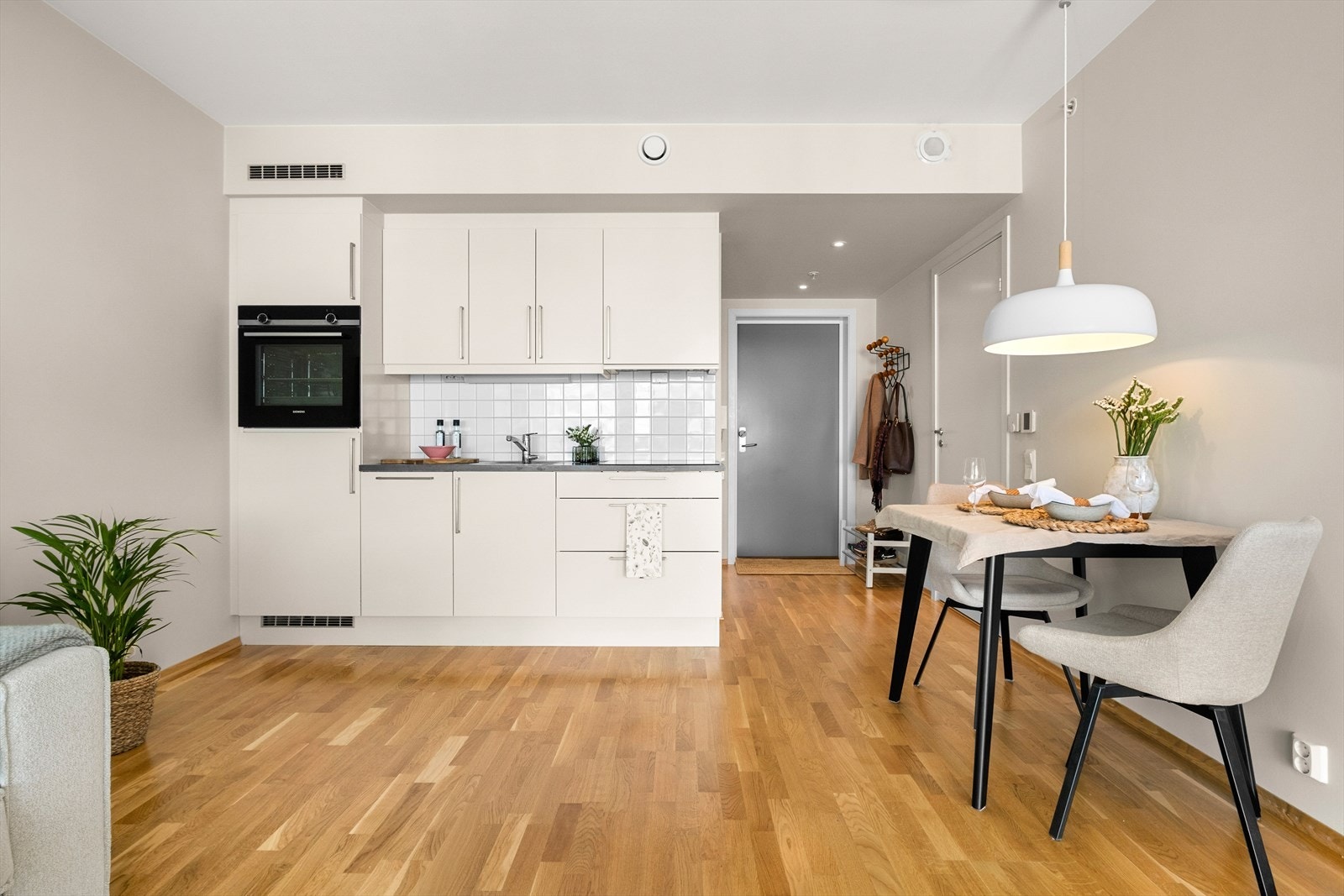 Kjøkkenet har et moderne og arealeffektivt design. Galleribilde
