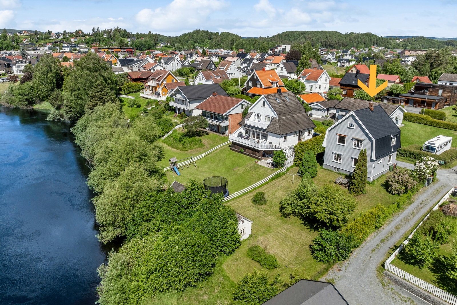 Tomten er helt fantastisk, og selv om boligen krever mye oppussing og renovering - har man her et flott utgangspunkt til å skape sitt eget drømme hjem. Galleribilde
