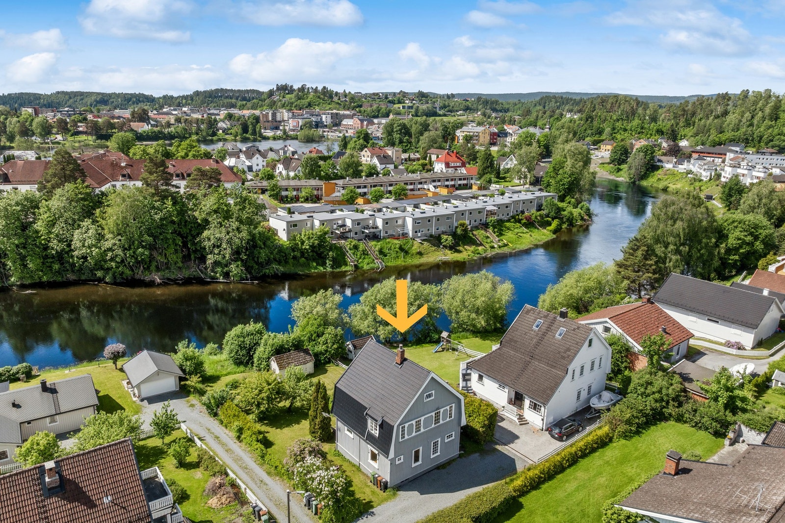 Eiendommen har en sjelden attraktiv beliggenhet på populære Holttangen. Her bor man sentralt, samtidig som man har ei tomt som strekker seg helt ut i Randselva. Galleribilde