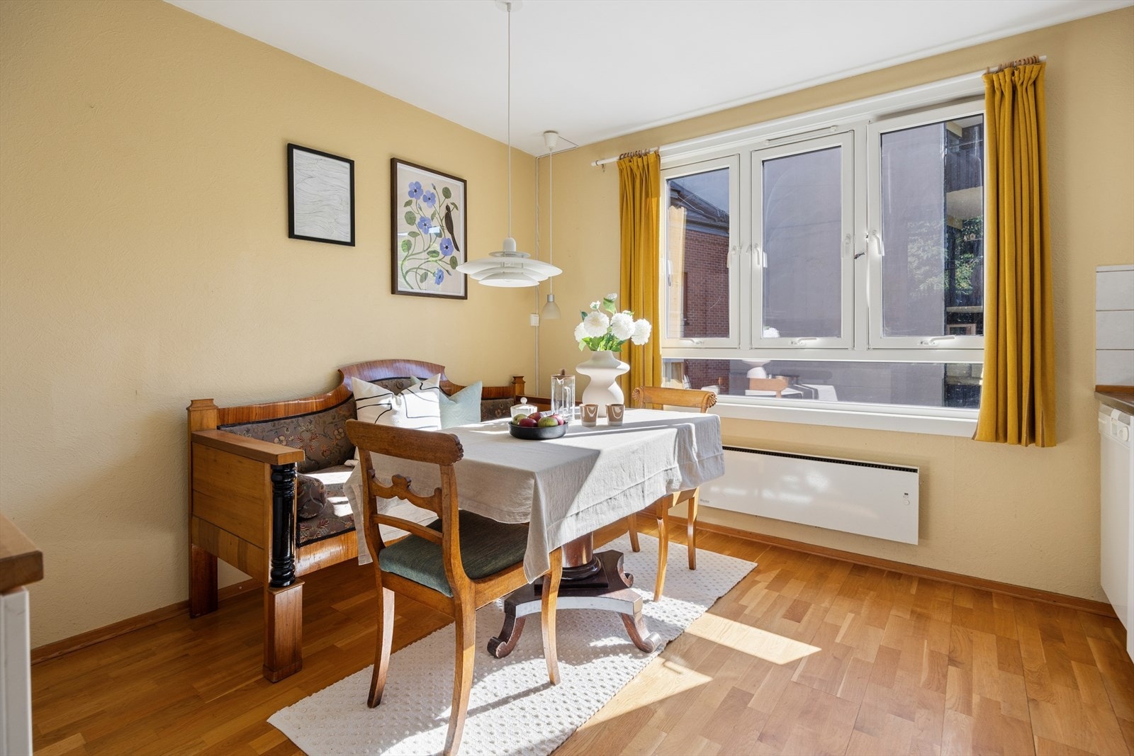 Egen spiseplass ved vinduet hvor morgensolen slipper fint inn og setter tonen for dagen. Et naturlig sted å starte dagen rolig, med kaffen innen rekkevidde. Galleribilde