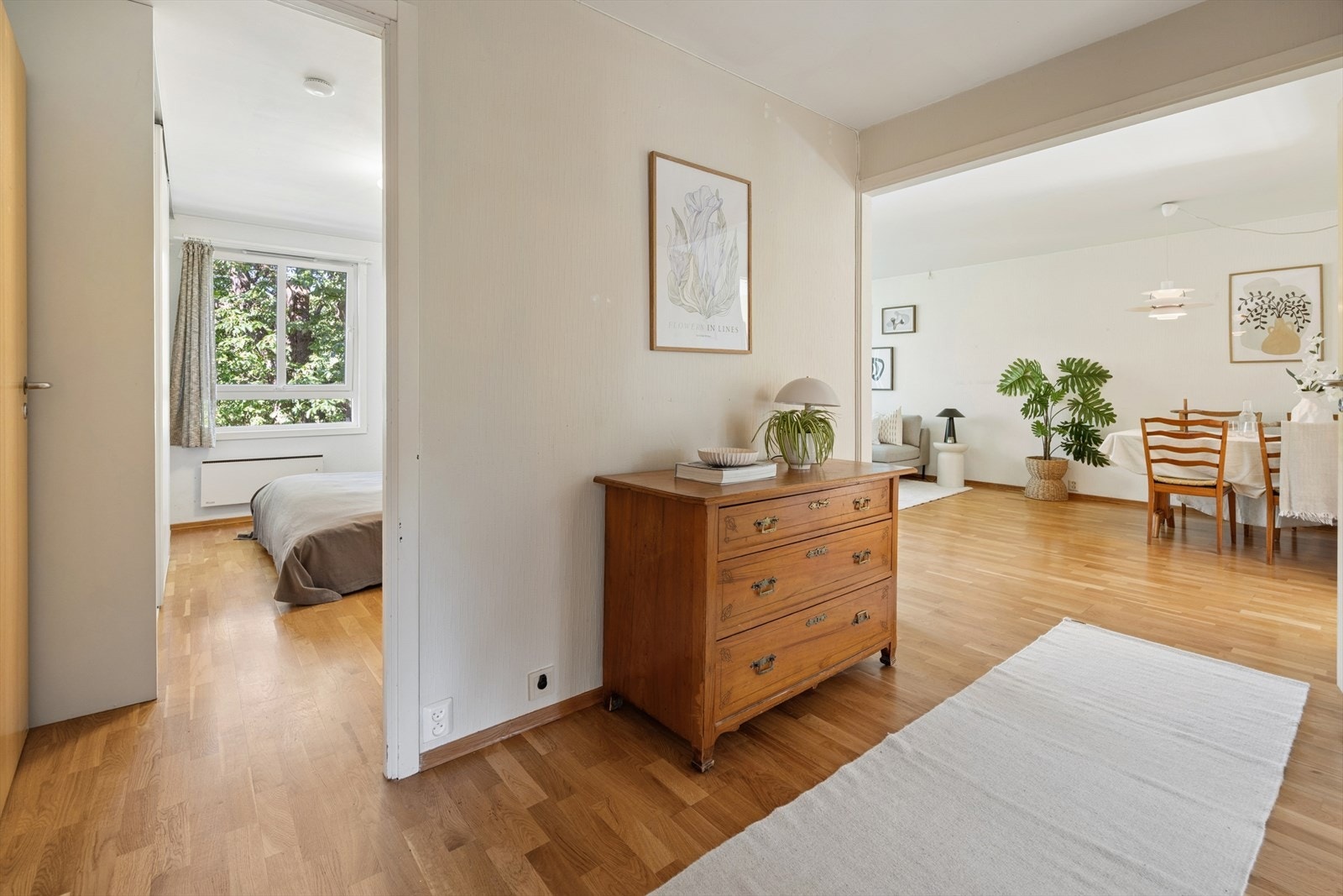 Entré med god plass og en planløsning som binder leiligheten naturlig sammen. Herfra har du adkomst til begge soverommene samt en praktisk innvendig bod på ca. 2,5 m². Galleribilde