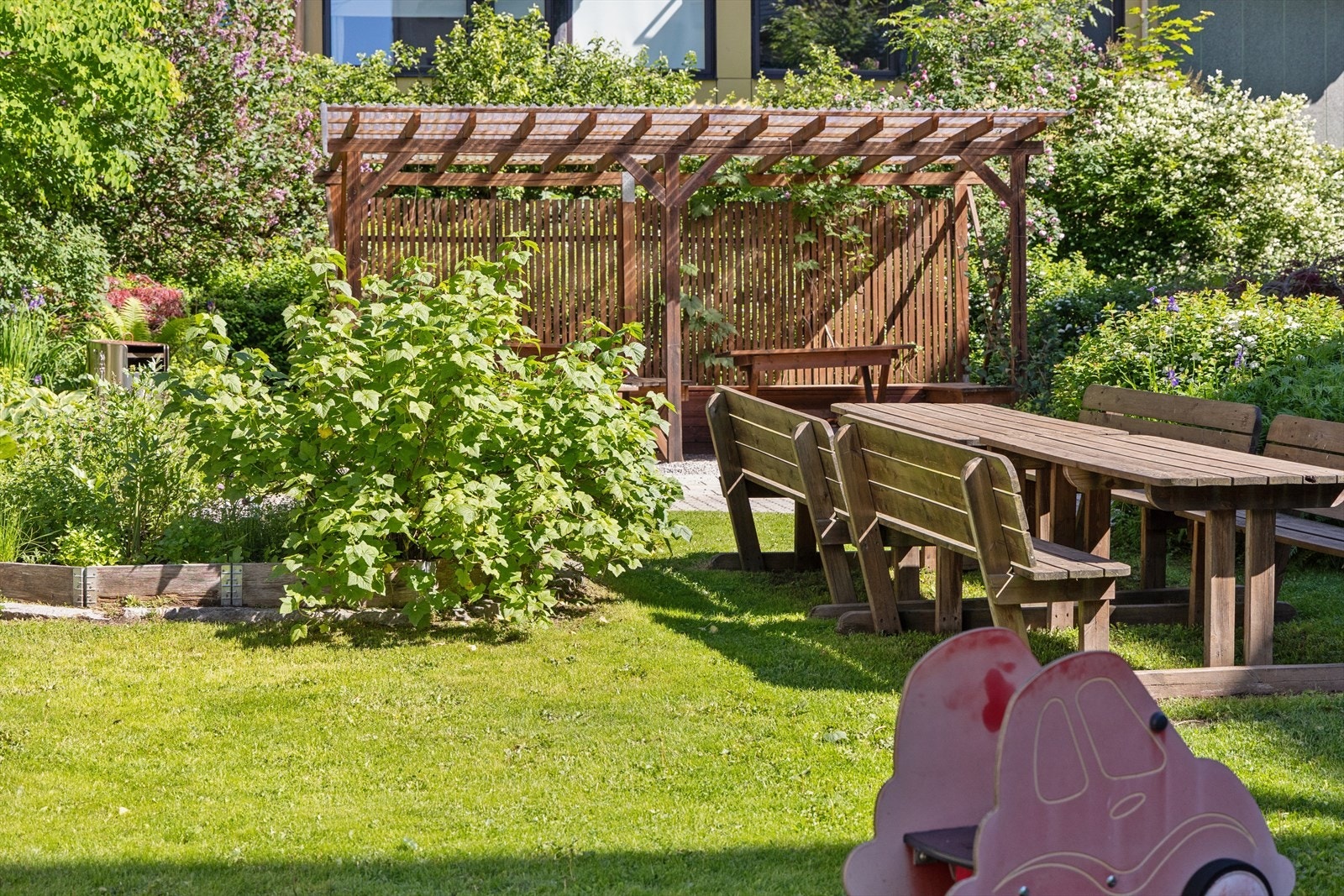 Flere fine sitteplasser i bakgården som legger til rette for lange sommerkvelder og hyggelige sammenkomster. Grønne omgivelser gir en lun og sosial ramme rundt uteområdet. Galleribilde
