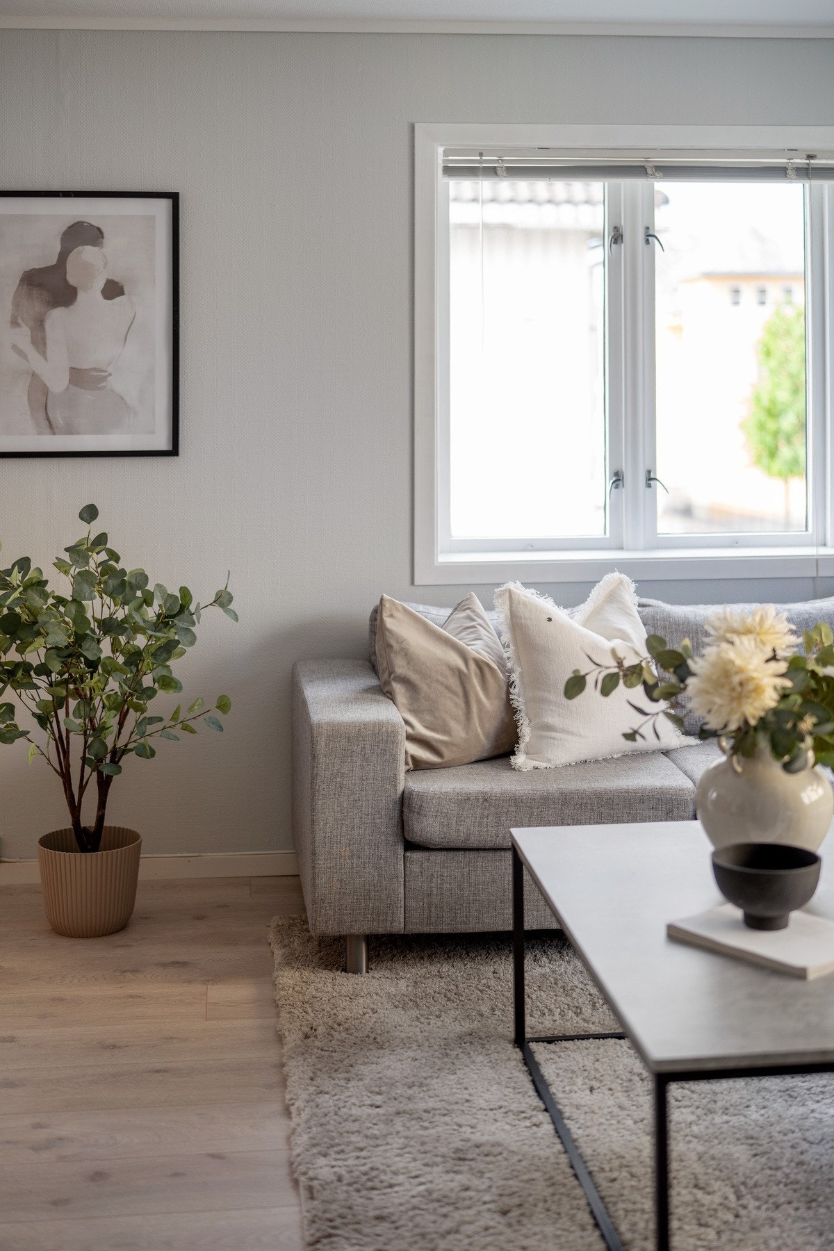Store vinduer som slipper inn mye naturlig lys. Galleribilde
