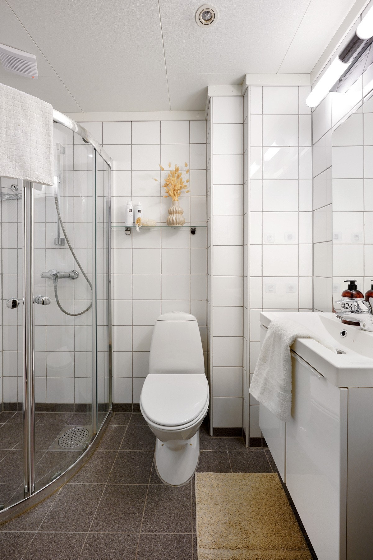 Flisbelagt både på gulvet og veggene på badet. Galleribilde