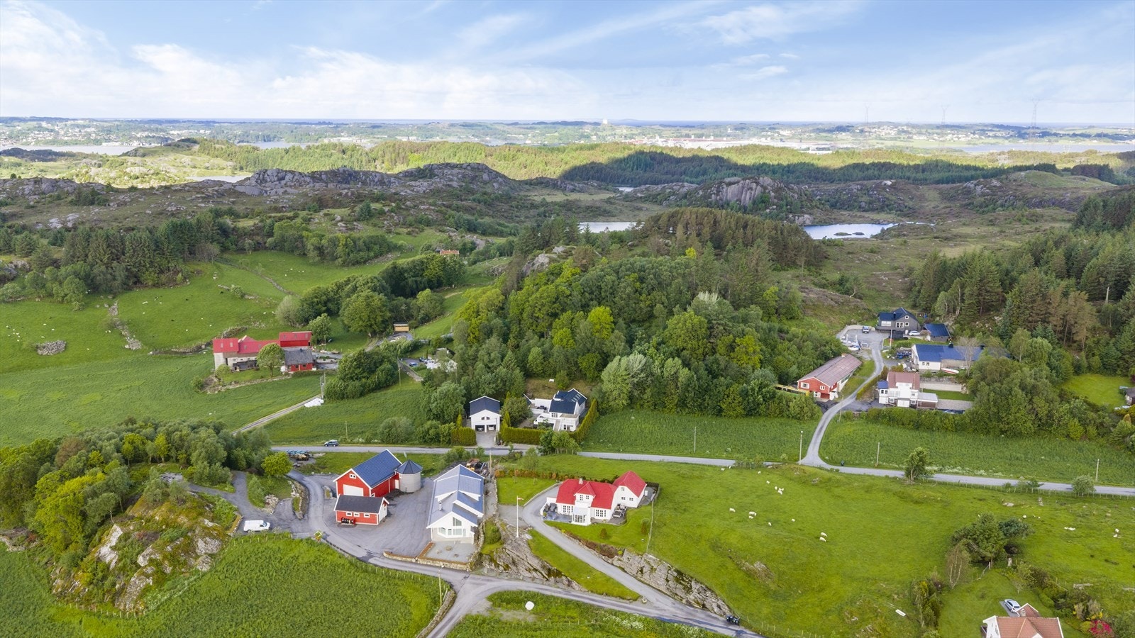 Den vestlige delen av tomten består av naturtomt med skogsområde og vanndam - et område for lek, utforskning og naturopplevelser for barna. Galleribilde