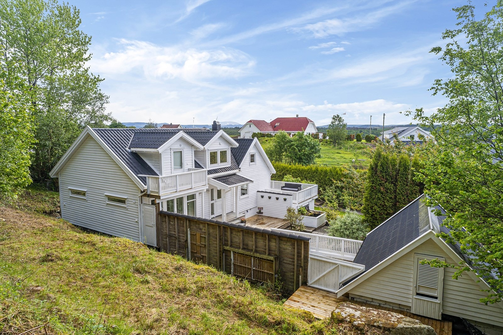 Uthuset til høyre i bilde inneholder to rom i 1. etasje, hvor det ene rommet ble oppgradert i 2026 med nye gulv, vegger og tak. Galleribilde
