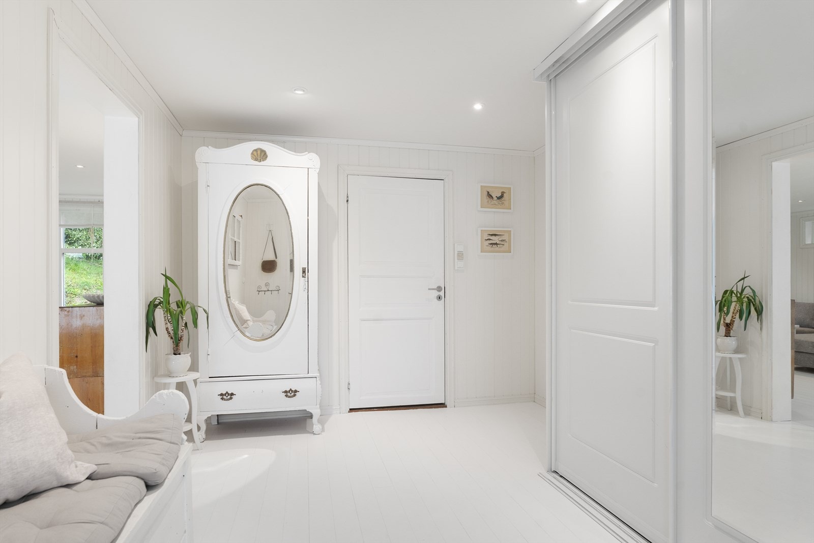 Romslig hall ønsker deg velkommen inn i denne tiltalende eneboligen i Fosnavegen 315! Galleribilde