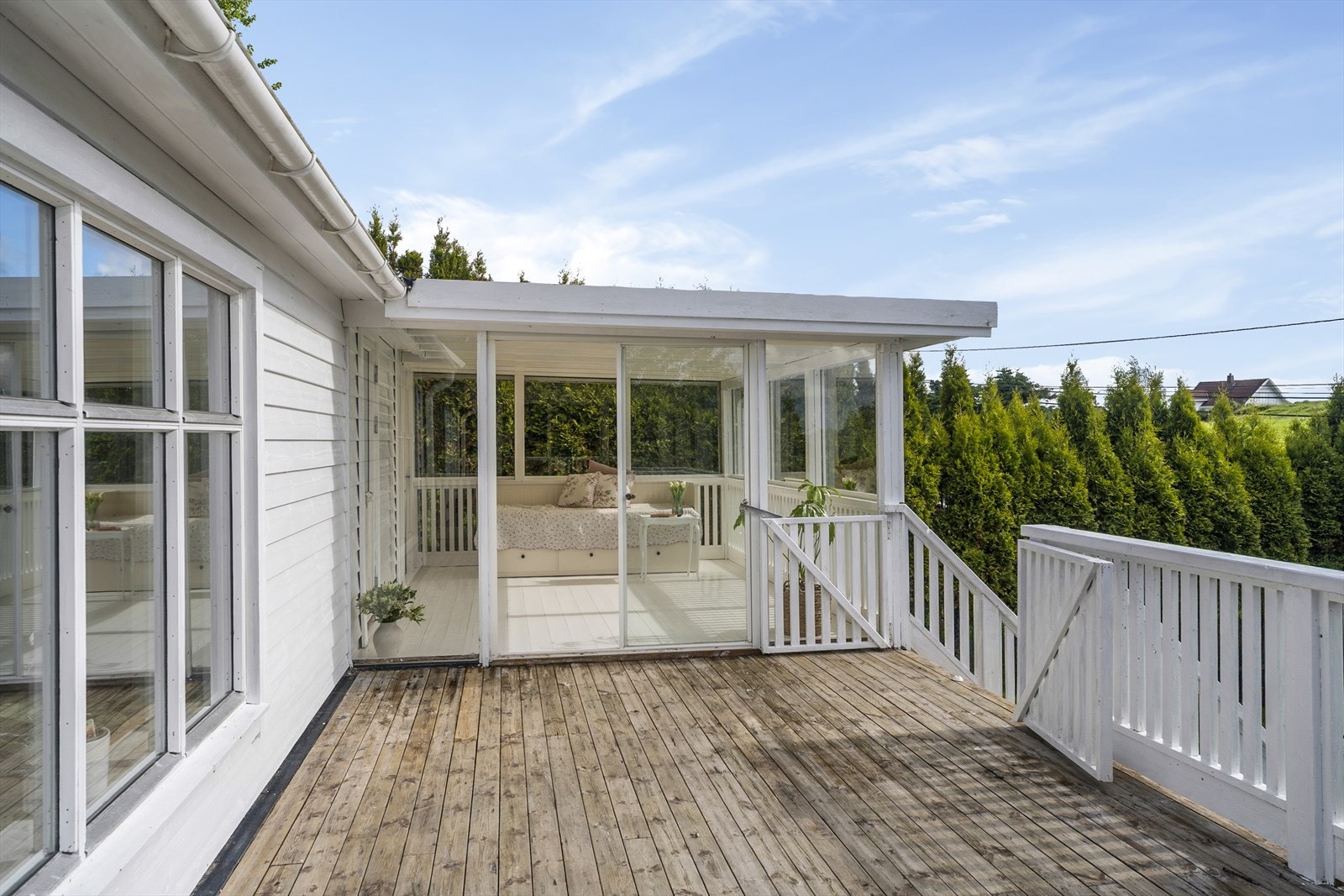 Fra kjøkkenet er det utgang til en romslig sørøstvendt terrasse med gode solforhold. Galleribilde