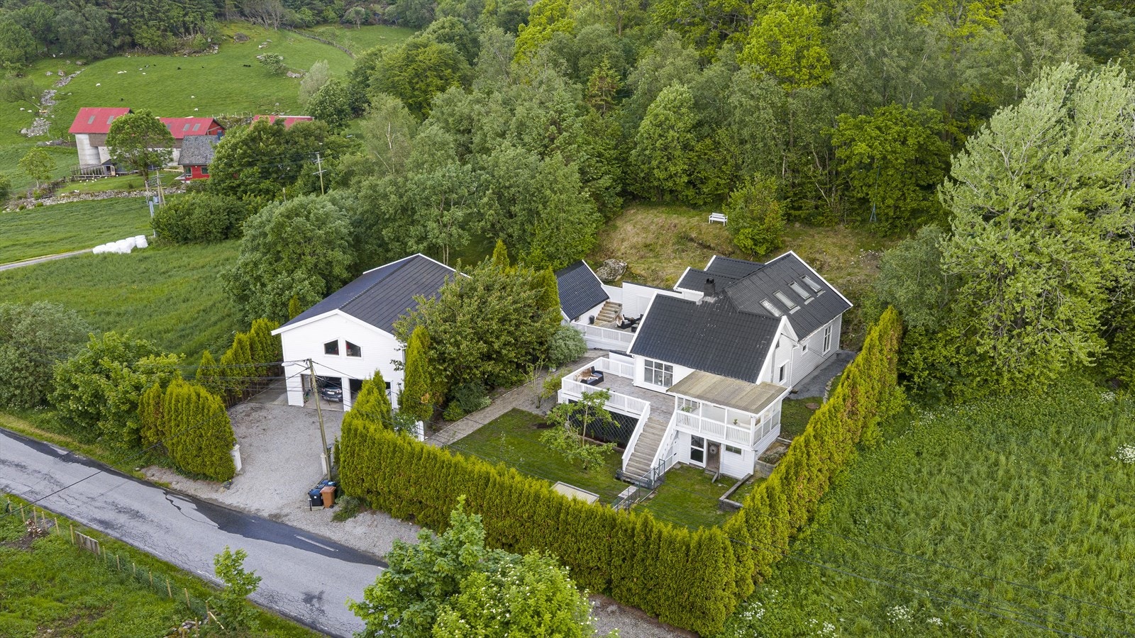 Denne tiltalende enebolig ble oppført i 1962, påbygd i ca. 1994 og videre påbygd i 2004. Galleribilde