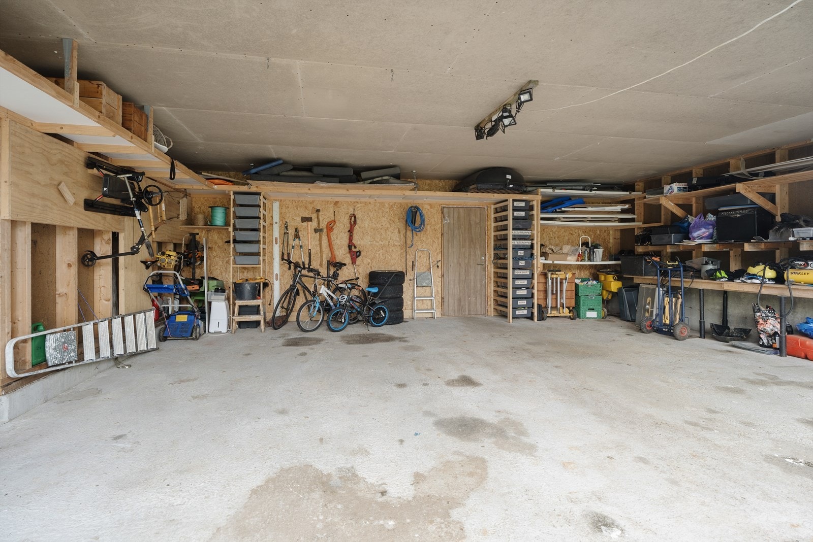 Garasje 1. etasje - Garasjedel på ca. 52 kvm, verkstedrom og bod/oppbevaringsrom. Galleribilde