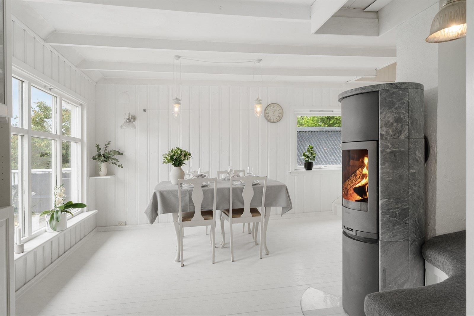 Kleberstiensovn ved kjøkkenet og plass til spisebord hvor familien kan samles til frokost og andre måltider. Galleribilde