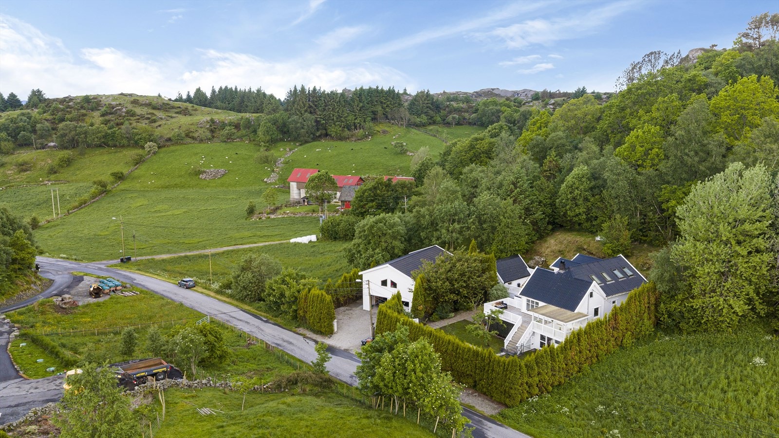 Selv om eneboligen ligger landlig og naturskjønt til, er det enkel adkomst til fasiliteter på Haugalandet via den nye T-forbindelsen. Galleribilde