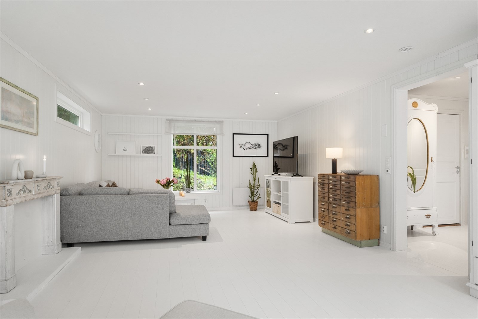 Det ble i ca. 2014 støpt nytt gulv, lagt nytt gulv i stuen, lagt nytt gulv, nye innervegger- og tak med downlights. Galleribilde