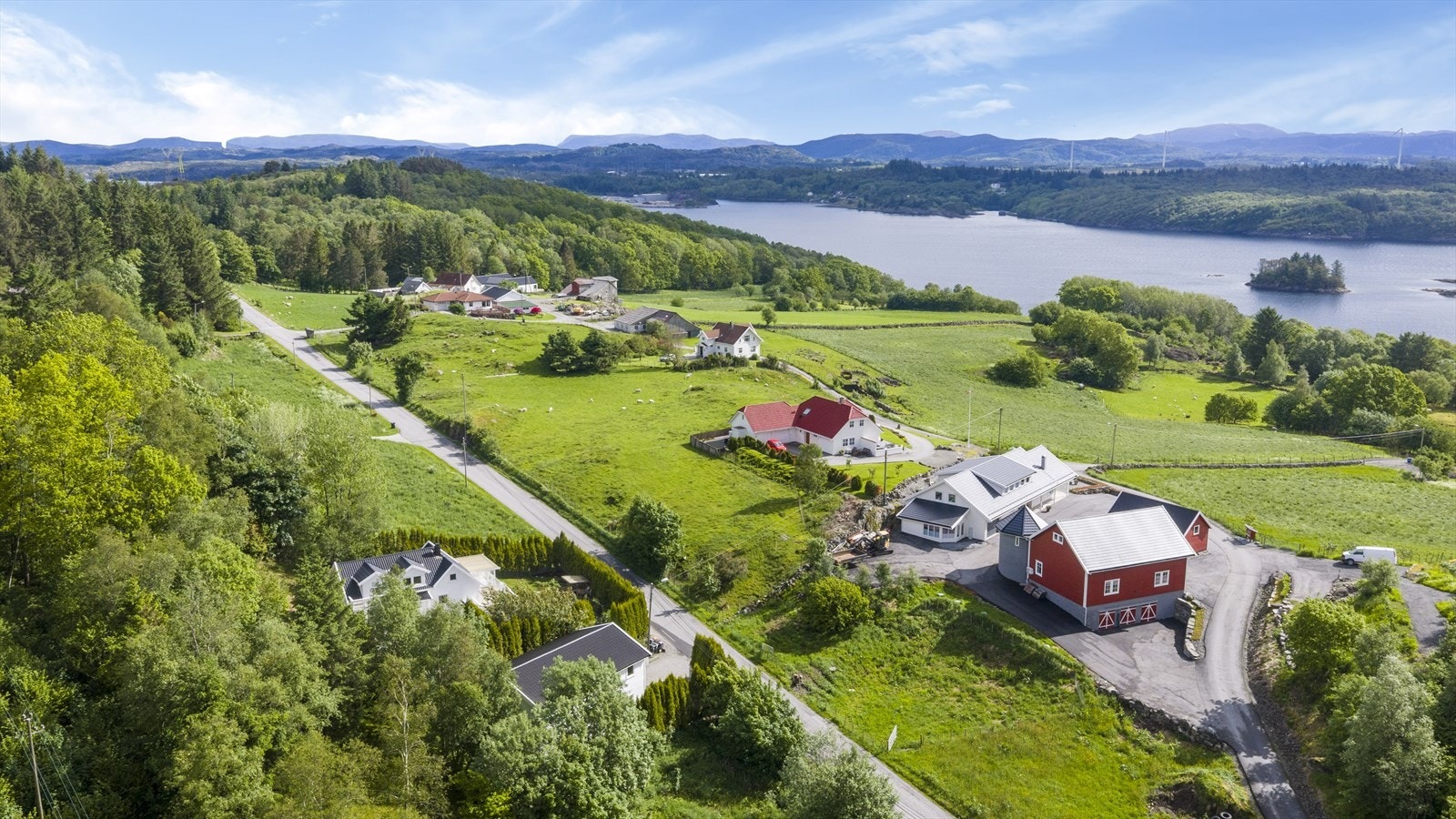 Den populære badestranden på Lindøy ligger også i nærheten og innbyr til flotte sommerdager ved sjøen. Galleribilde