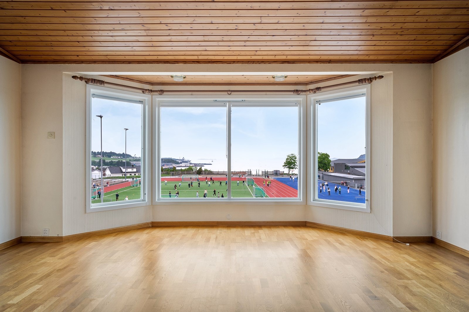 Fra stuen er det utsikt mot sjøen og nærområdet. Galleribilde