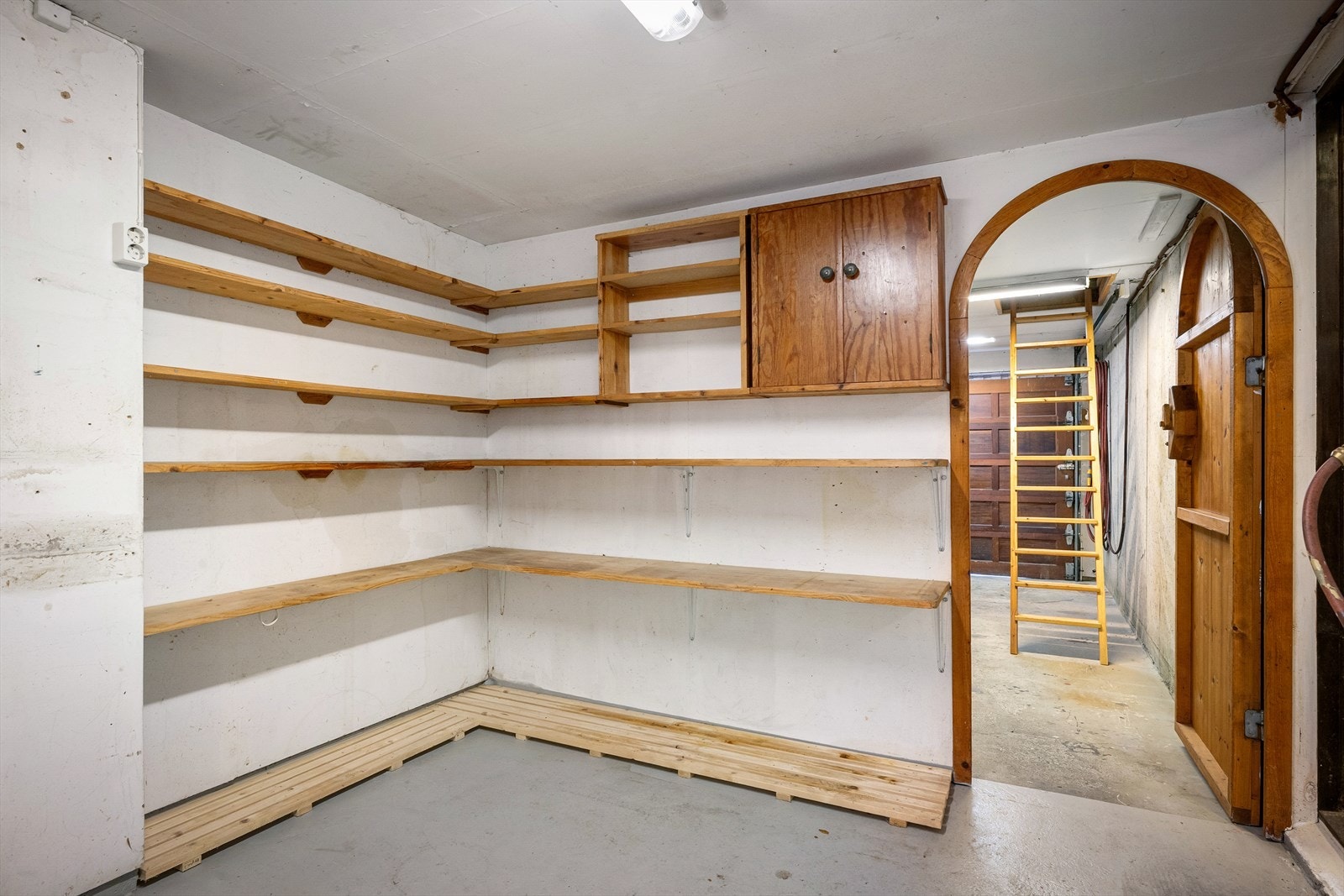 God plass til både bil og oppbevaring. Galleribilde