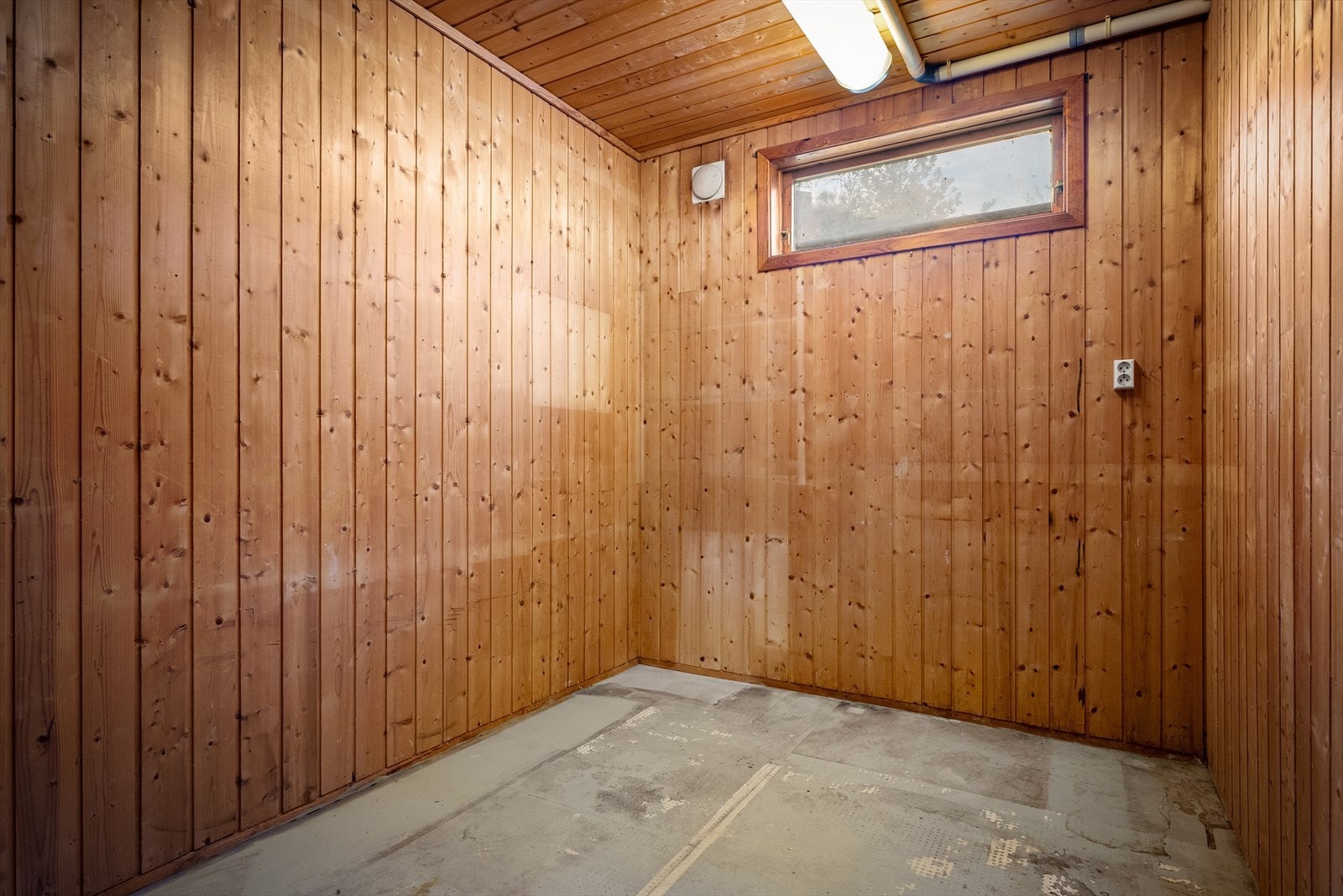 Praktisk bod med panel på veggene. Galleribilde
