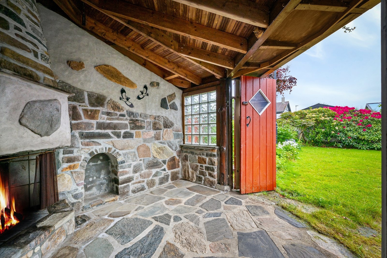 Koselig grillhus med natursteinpeis og gulv i naturstein. Ikke byggemeldt. Galleribilde