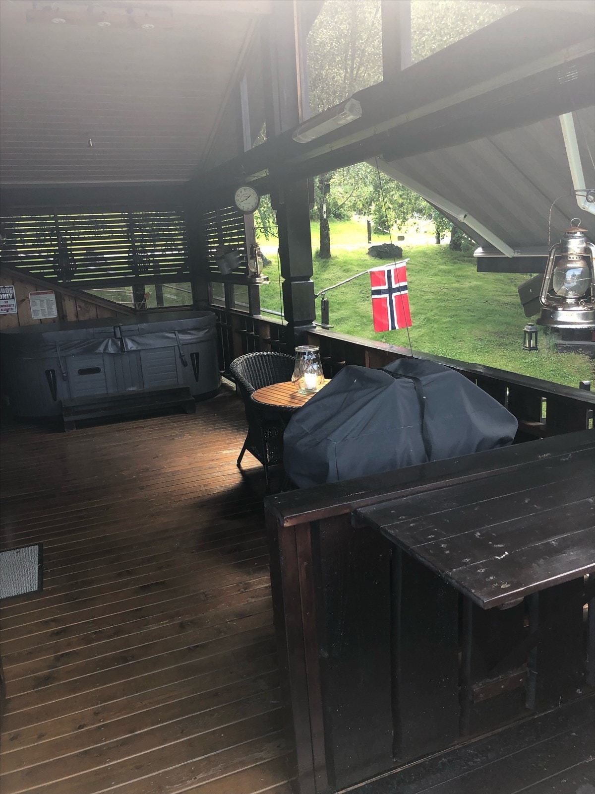 Romslig terrasse med tak Galleribilde