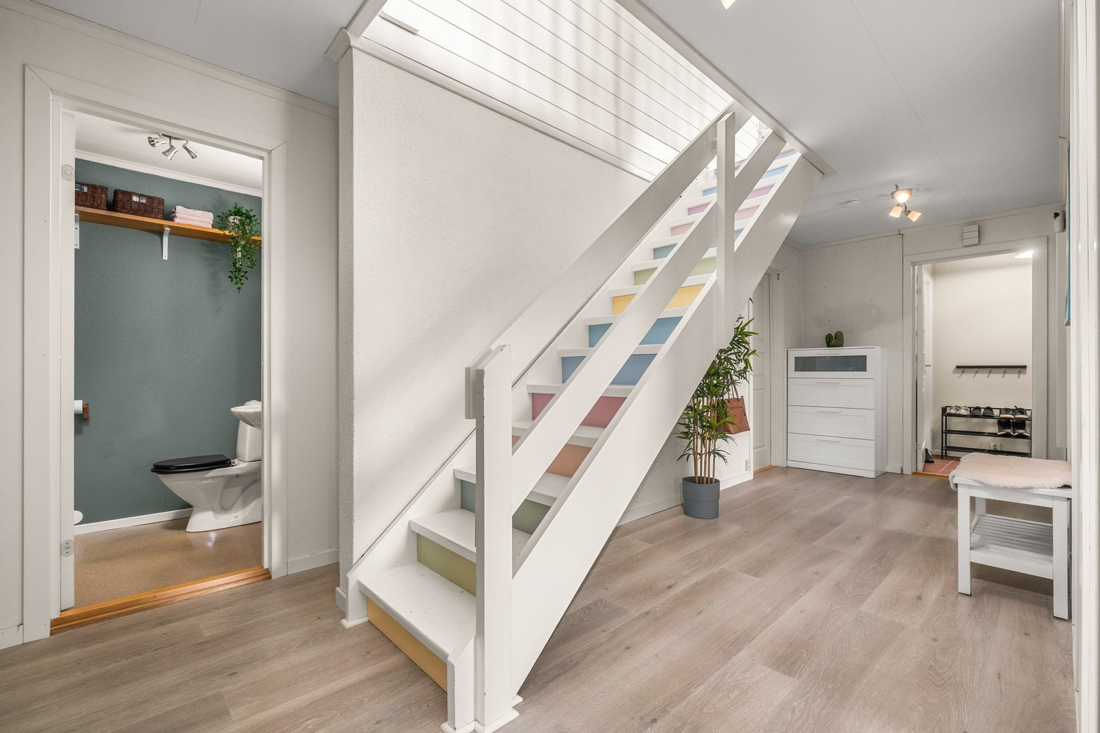 Lys og innbydende entrè med god plass til å henge fra seg sko og yttertøy Galleribilde