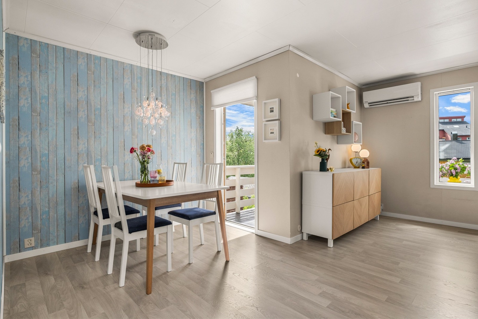 Fra spisesonen har man utgang til boligens flotte terrasse Galleribilde