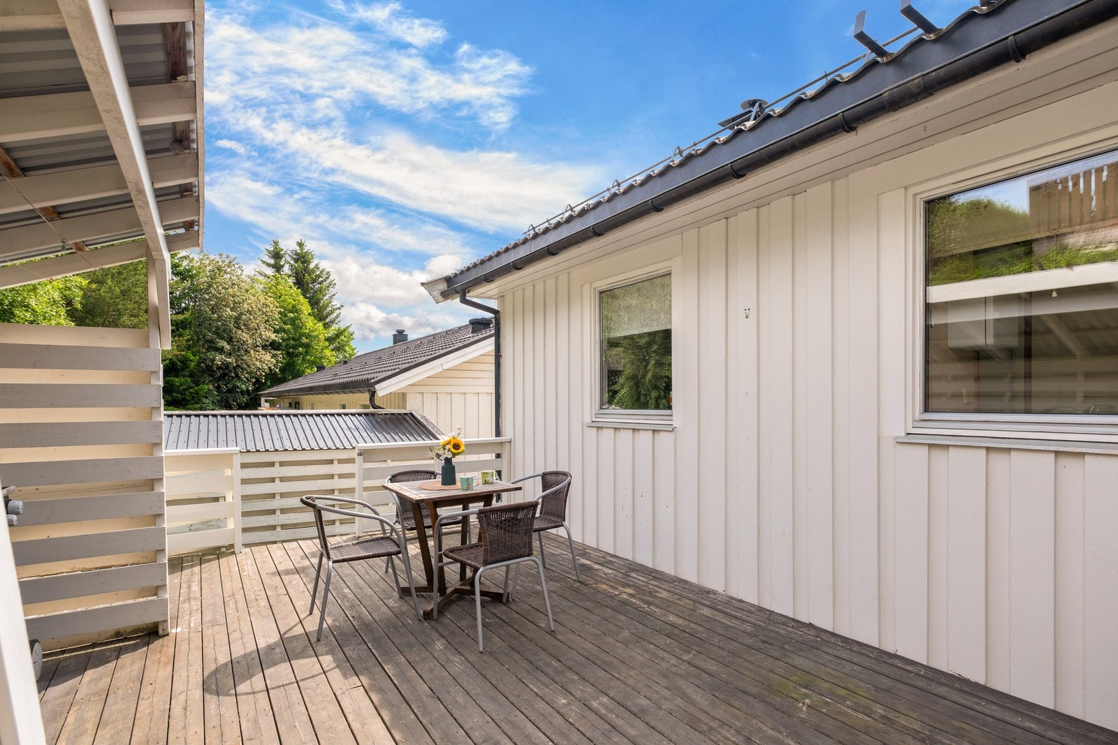 På baksiden av boligen finner du en terrasse på hele 34,9 kvm med plass til alt av ønsket møblement Galleribilde