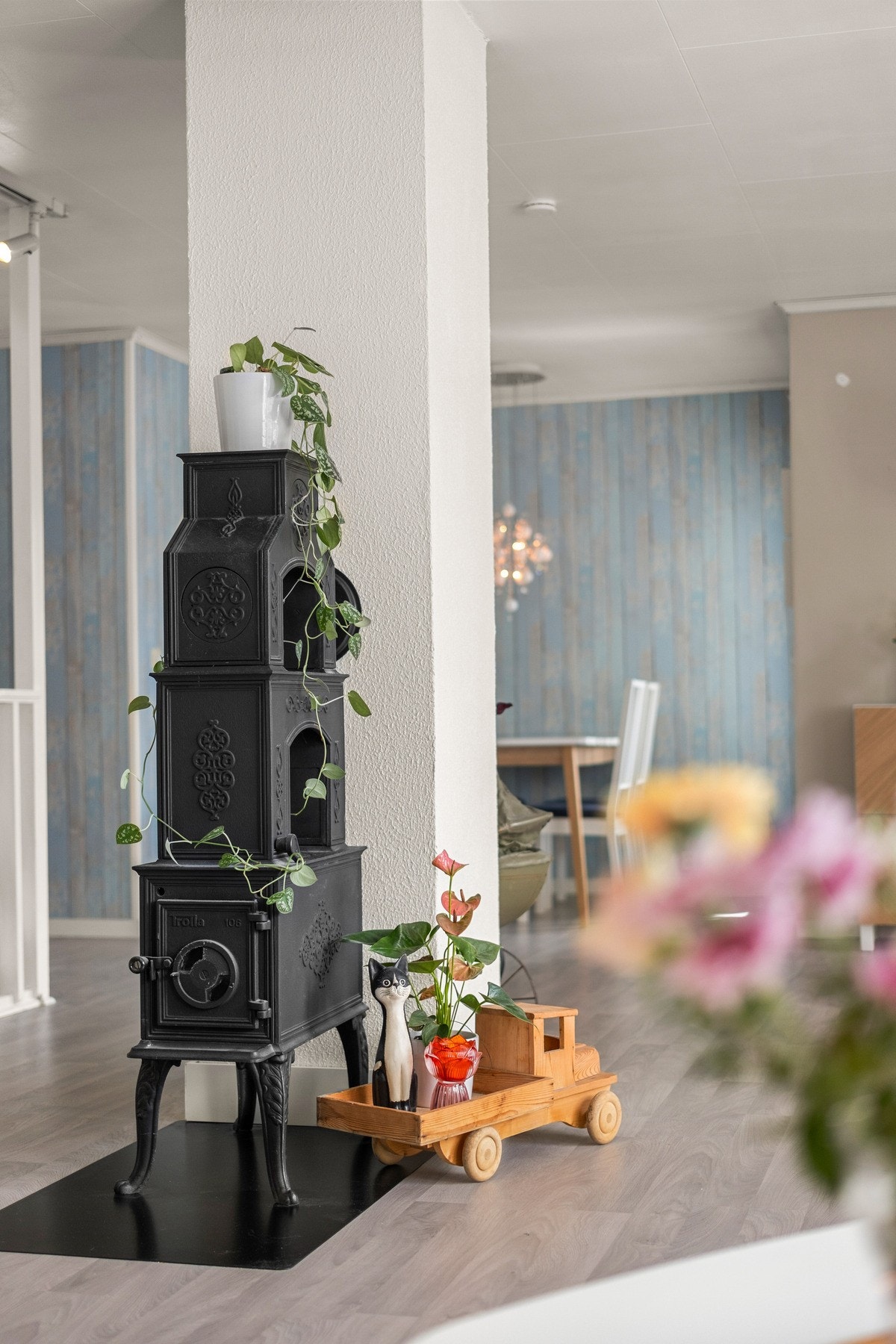 Boligen varmes opp av bl.a. vedfyring og varmepumpe. Galleribilde