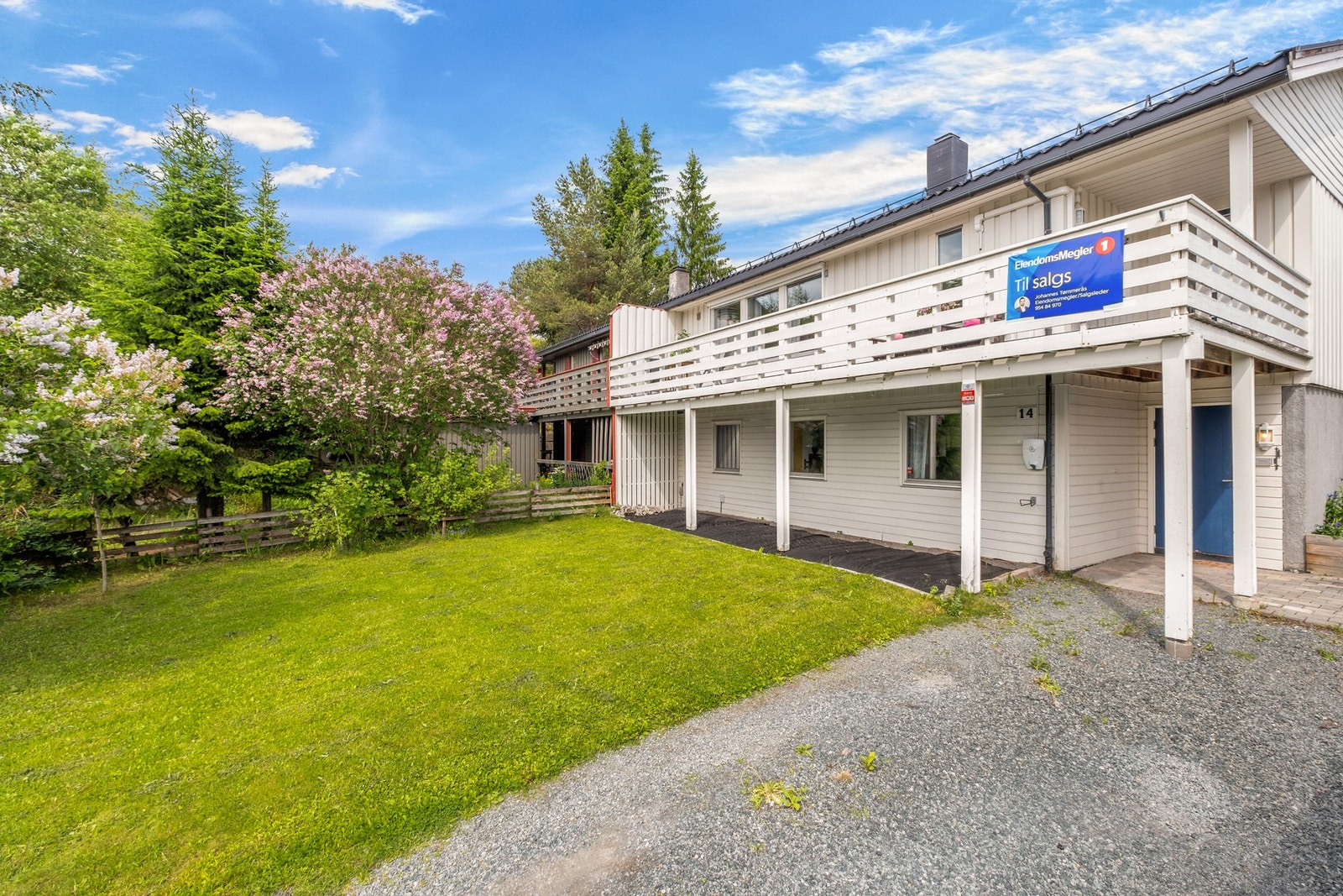 Innholdsrik vertikaldelt tomannsbolig med flotte uteområder, terrasse og hage Galleribilde