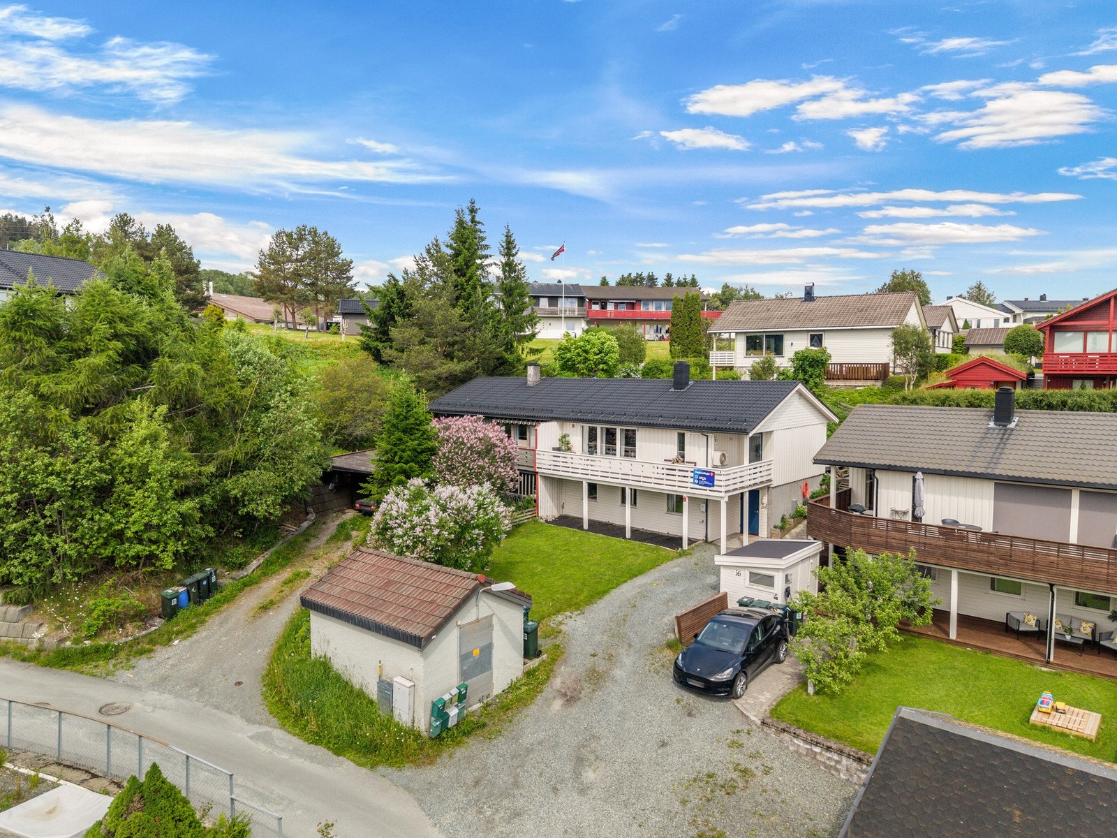 Boligen har parkering i egen garasje samt på oppstillingsplass Galleribilde