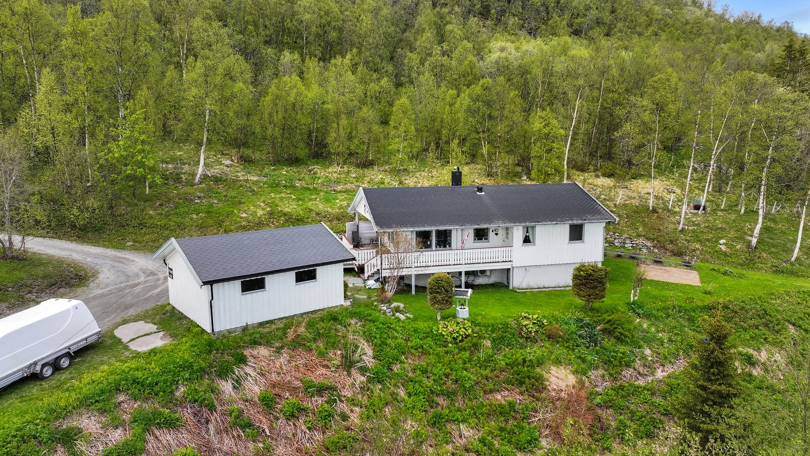 Området er kjent for sitt trivelige bomiljø og nærhet til naturen, noe som gir rike muligheter for friluftsliv og rekreasjon året rundt. Galleribilde