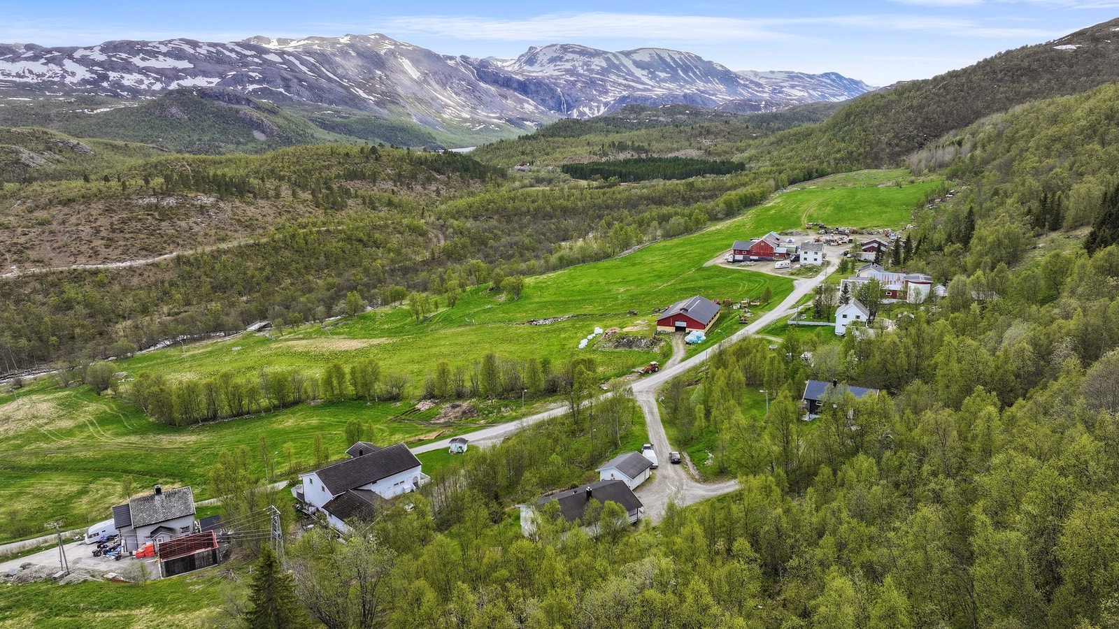 Eiendommen ligger i et landlig og naturskjønt område. Galleribilde