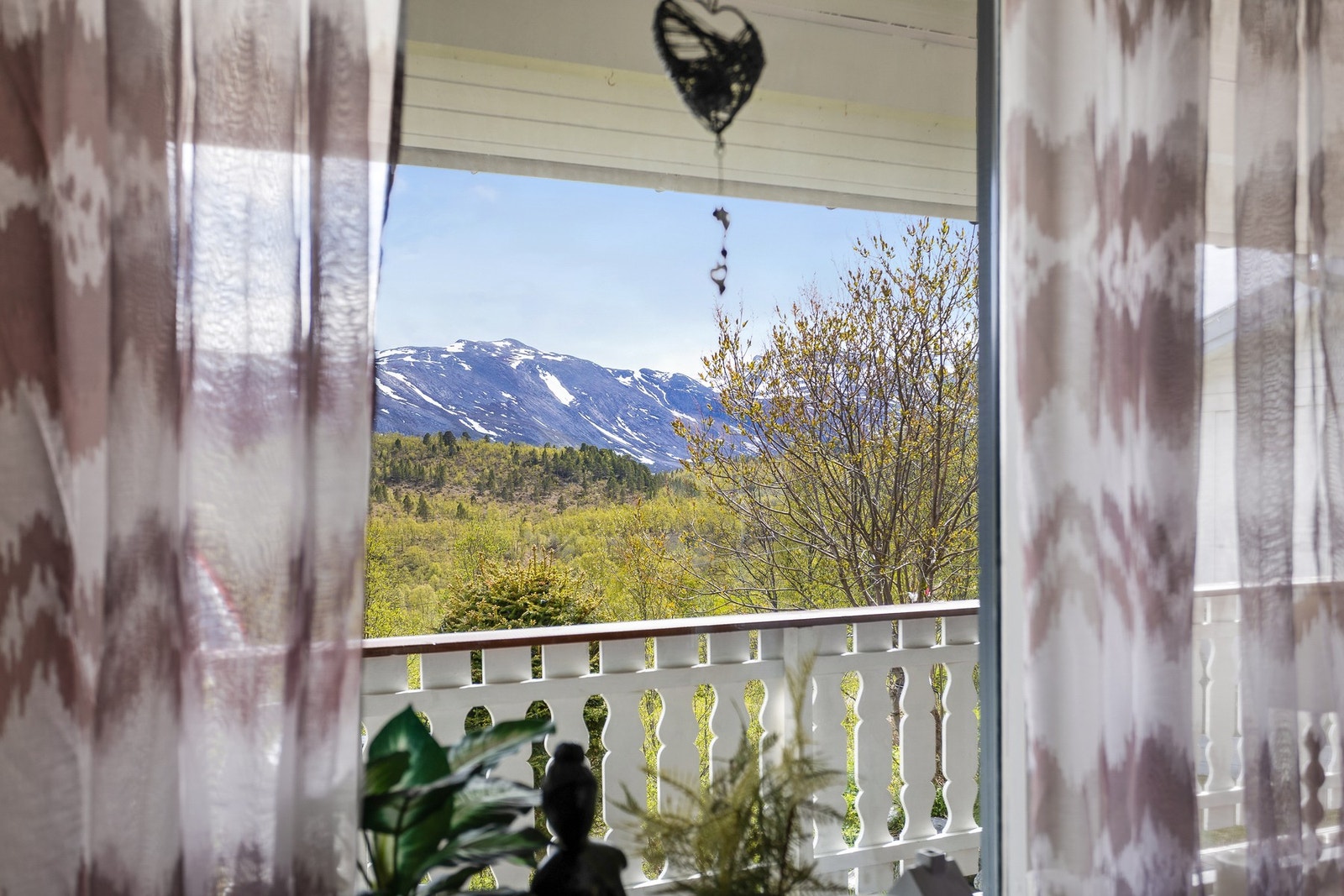 Utsikt mot de omkringliggende fjellene. Galleribilde
