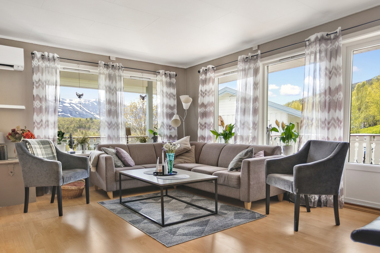 God plass til en stor sofagruppe. Galleribilde