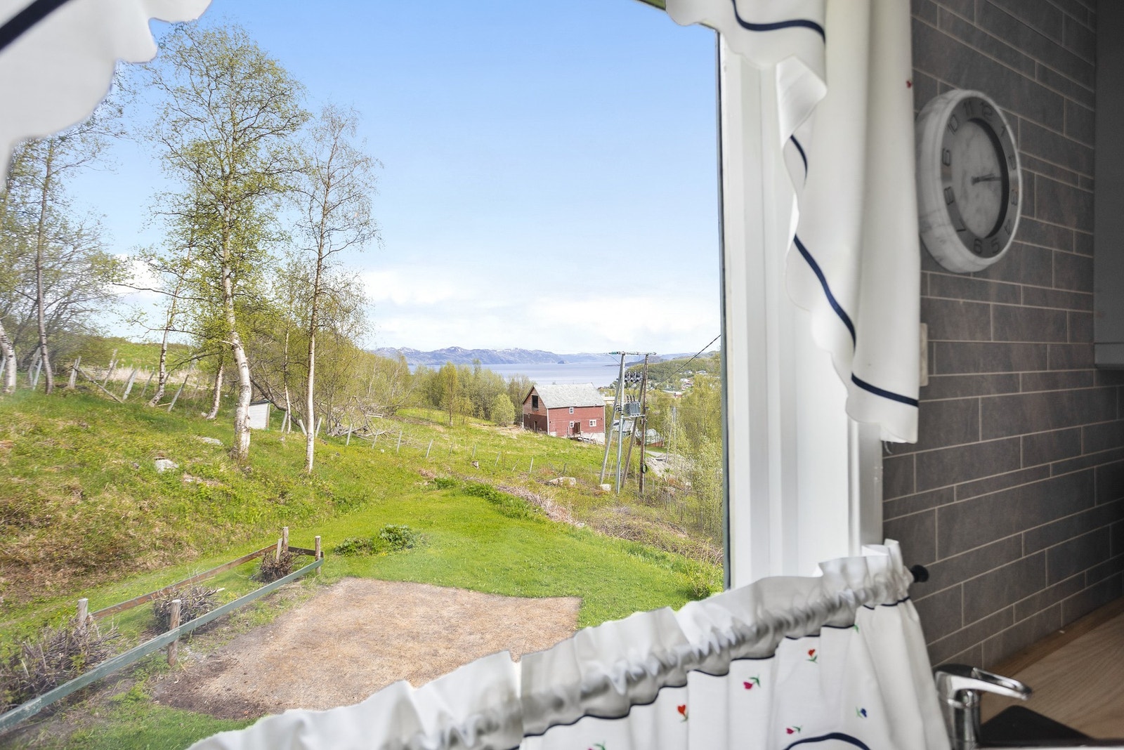Nyt den fine utsikten også fra kjøkkenvinduet. Galleribilde