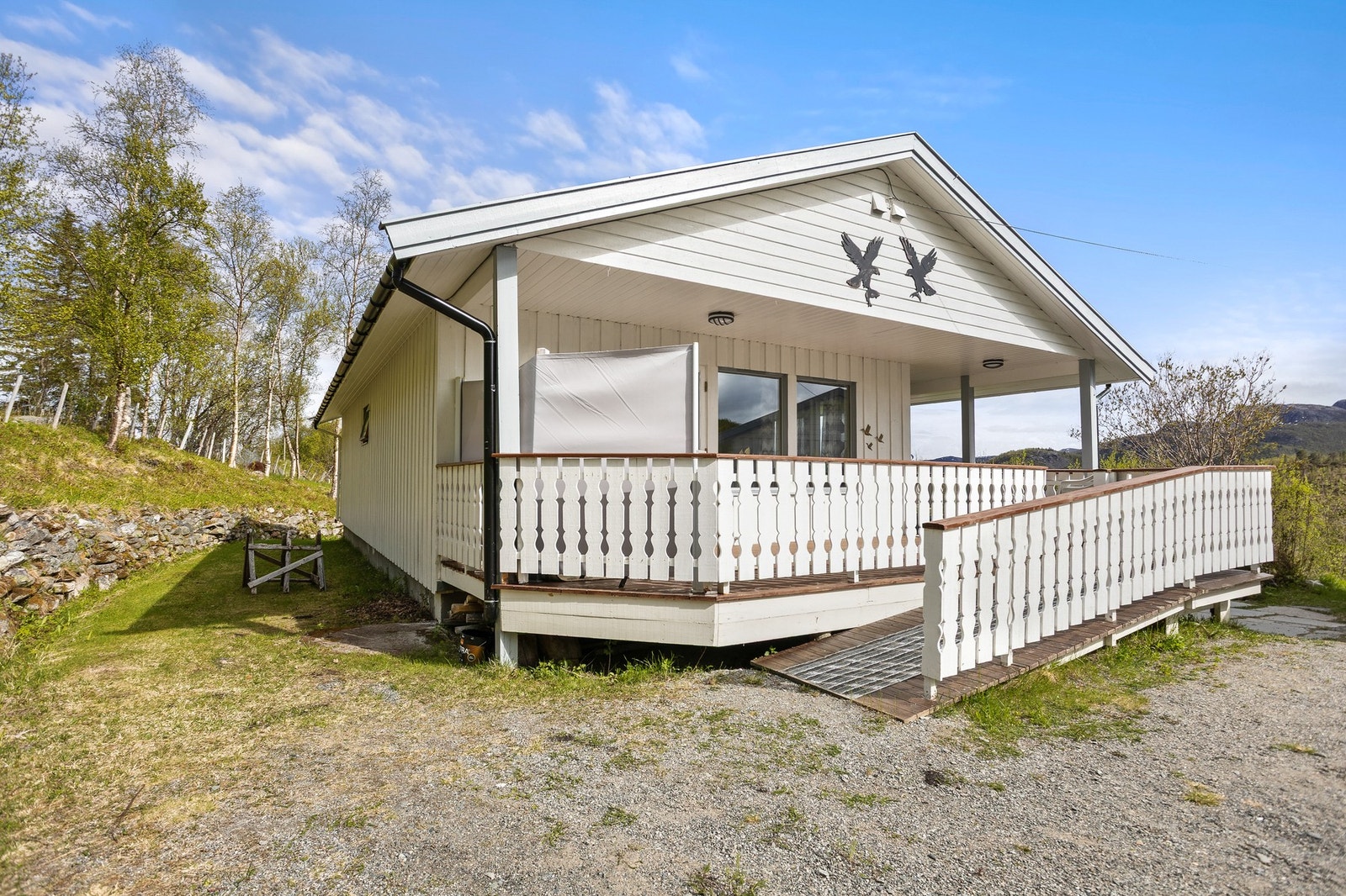 Adkomst til boligen via rampe til verandaen. Galleribilde