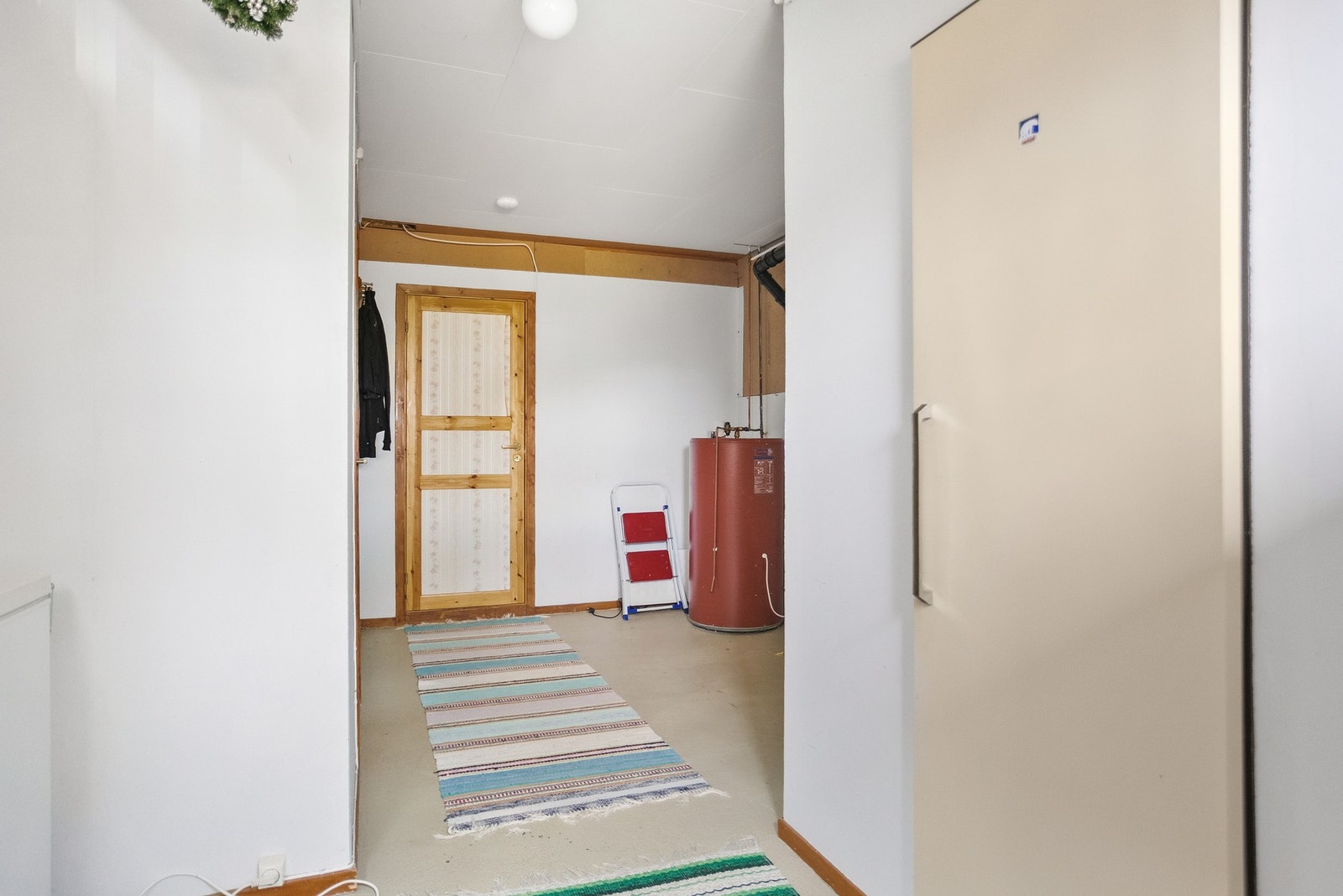 Praktisk kjellerareal med varmtvannsbereder. Galleribilde