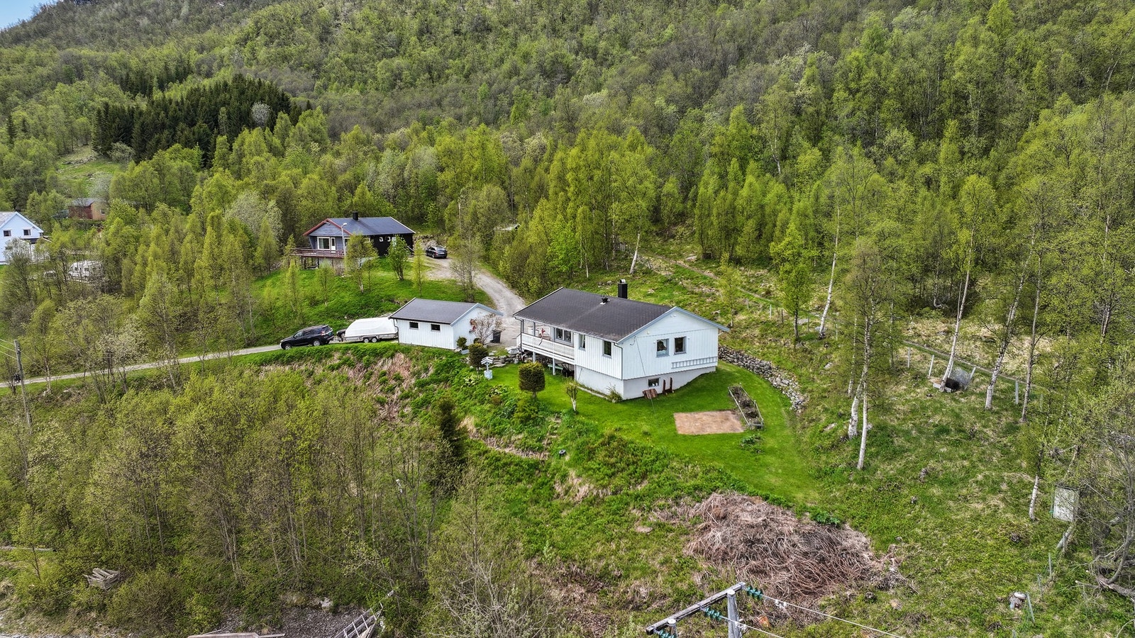 Eiendommen har en fin beliggenhet i Blåberget, et etablert og rolig boligområde i Talvik, ca. 30 kilometer vest for Alta sentrum. Galleribilde