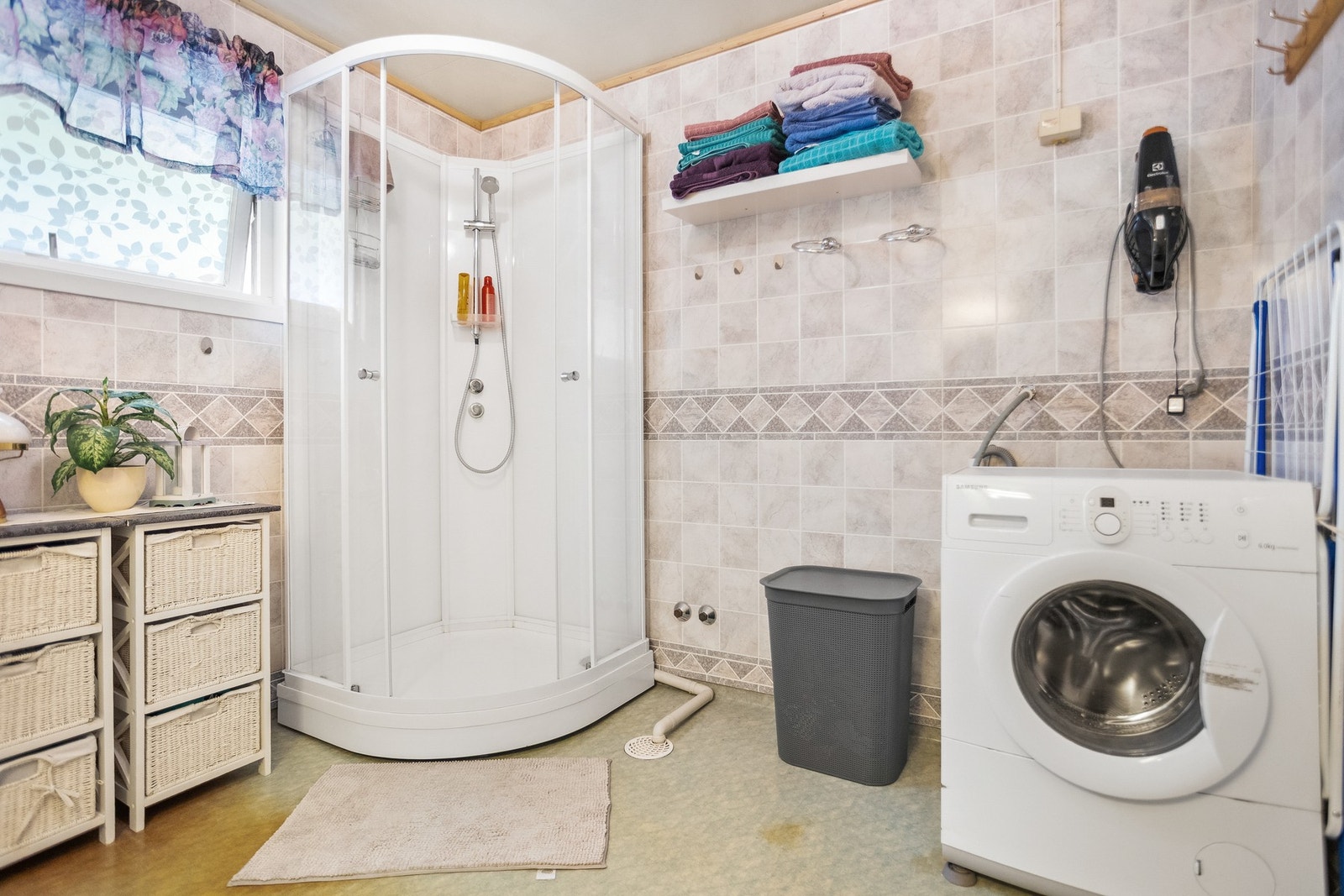 Badet har dusjkabinett og opplegg for vaskemaskin. Galleribilde