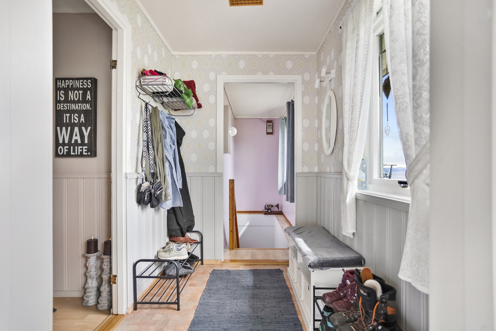 Lys og praktisk gang med oppbevaringsmuligheter. Galleribilde