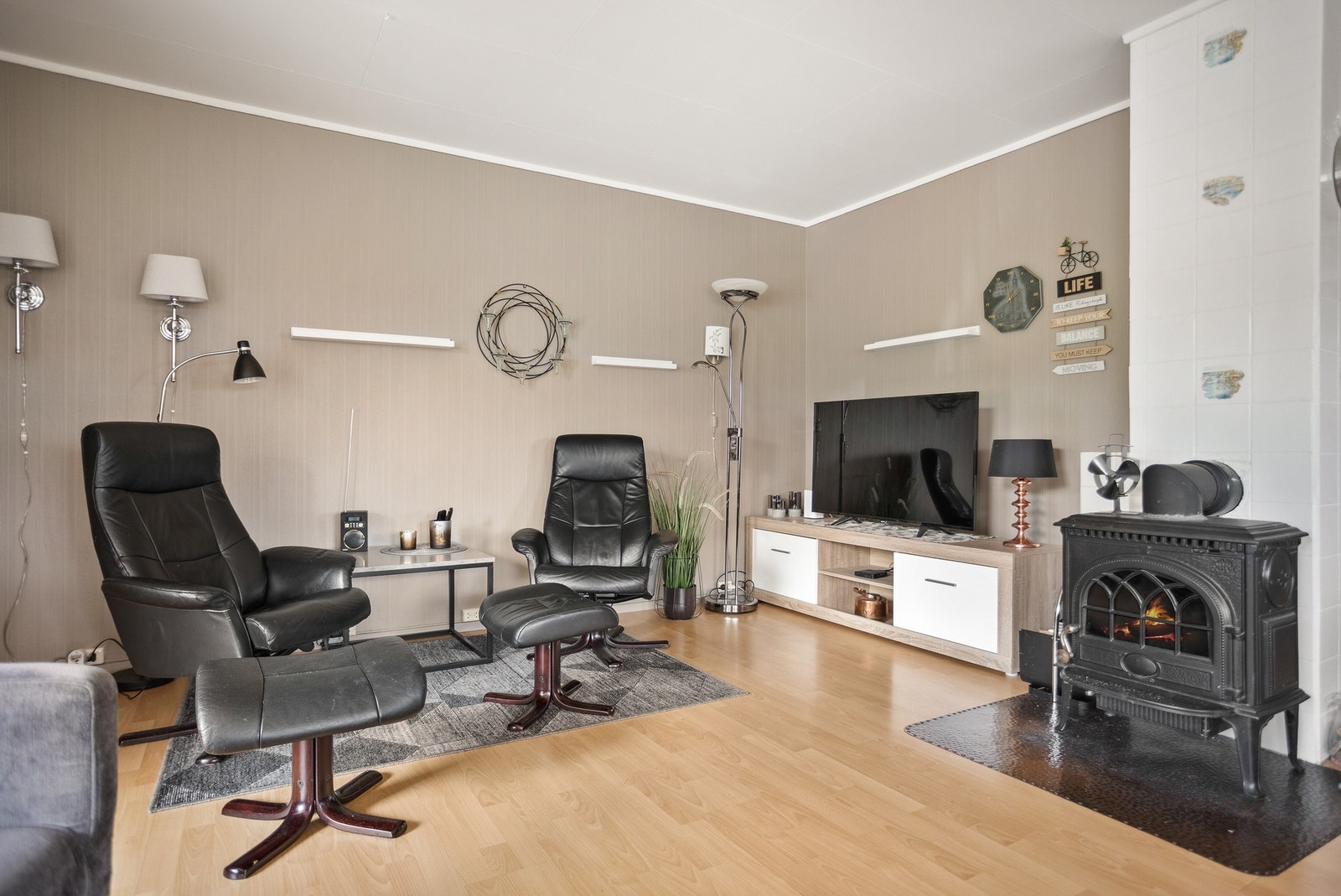 Stuen er utstyrt med et ildsted som gir god varme og hygge. Galleribilde