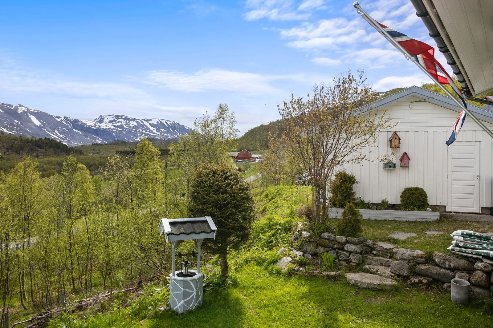 Idylliske uteområder på den store, eide tomten. Galleribilde