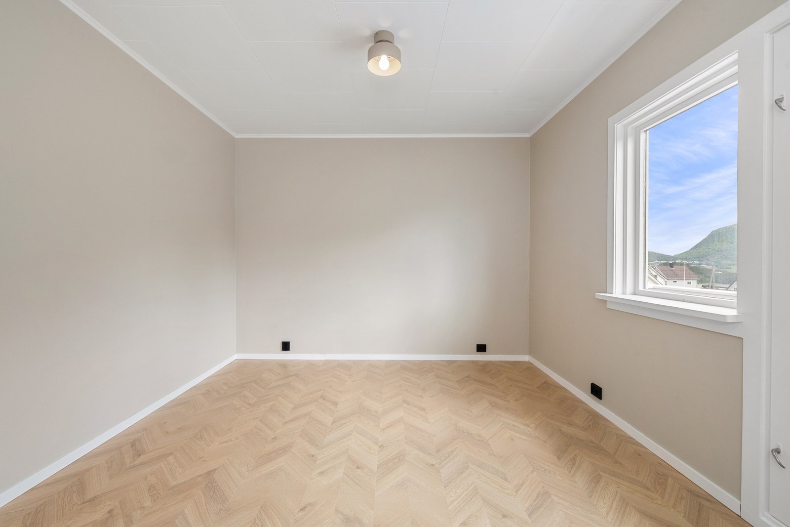 Boligen har totalt fem soverom, hvorav tre er i denne etasjen. Galleribilde