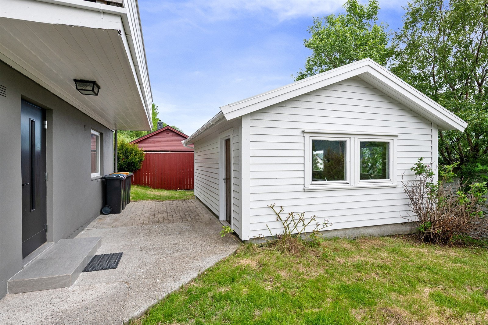 På eiendommen står et frittstående uthus/verksted med isolerte vegger og tak, ifølge eier. Galleribilde