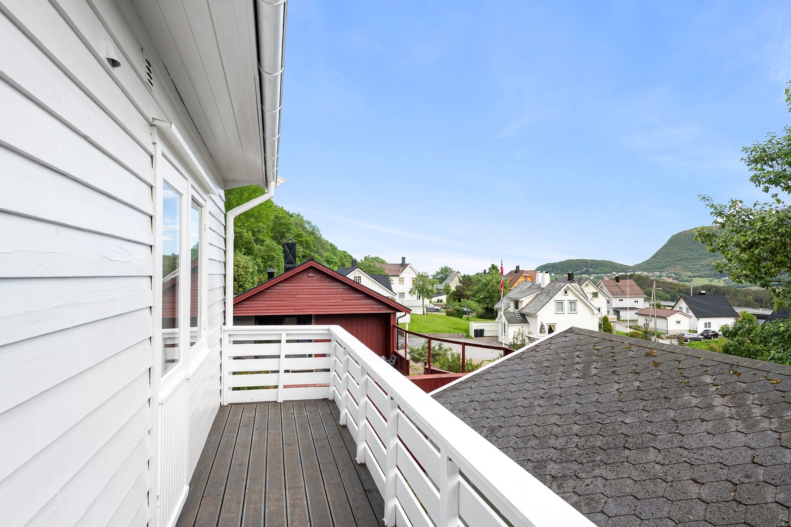 Balkongen er bygget i trekonstruksjoner med terrassebord på gulvet. Galleribilde
