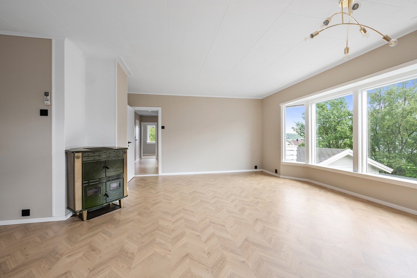 Gjennomgående laminatgulv og malte flater gir et helhetlig inntrykk. Galleribilde