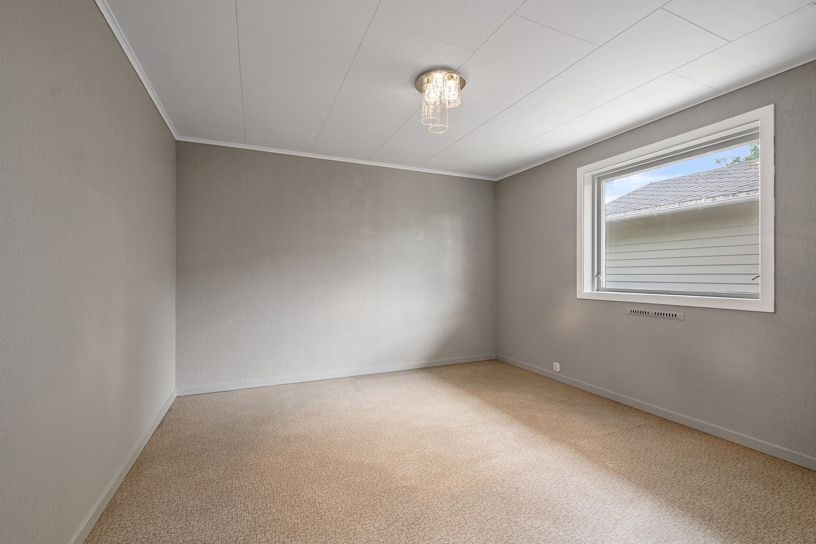 Rom i underetasjen har en blanding av malte flater, tapet og panel.
(rommet er ikke bruksendret og omsøkt) Galleribilde